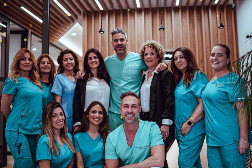 El equipo de Centro Dental Innova con el Dr. Joaquín Rodríguez